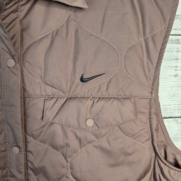 NWT Nike Quilted Puffer Vest Women’s Medium Mauve Snap Front With Pockets - Picture 3 of 7